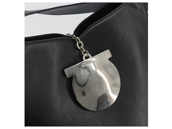 Borsa a Spalla Salvatore Ferragamo Gancini in Pelle Nera Argento Auth BA14216 Nero - vista 15