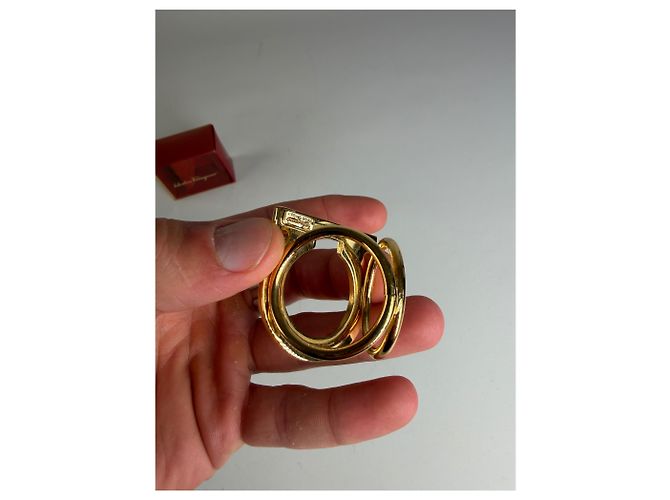 Salvatore Ferragamo Anello vintage Ferragamo in metallo dorato con scatola - vista 3