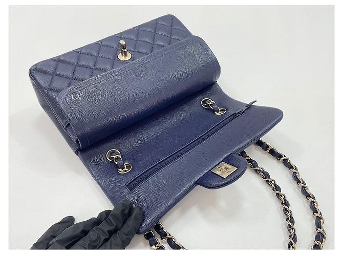 Chanel Matelassé Schultertasche Marineblau - Ansicht 10