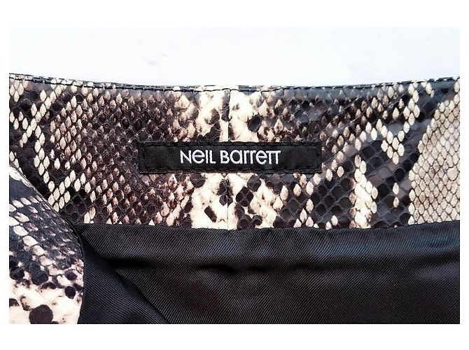 Neil Barrett Minifalda evasé de piel estampado de serpiente Negro - vista 5