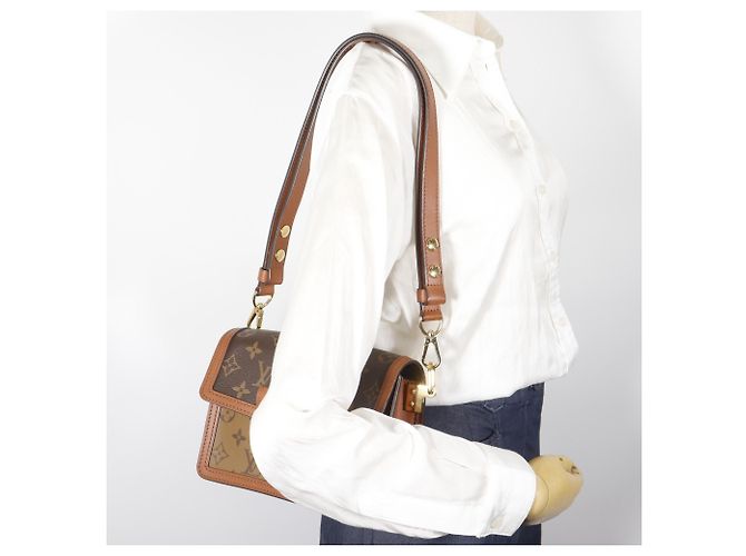 Borsa a tracolla Louis Vuitton Daufine MINI Marrone Monogramma - vista 19