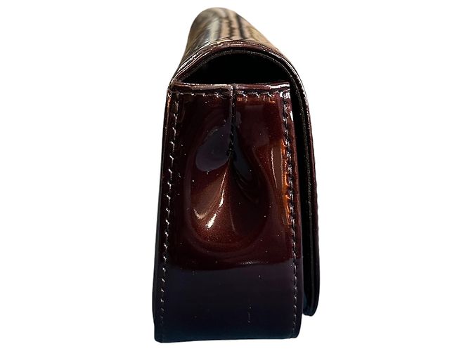 Clutch Louis Vuitton Bordeaux Vernis Sobe 2010 - vista 3