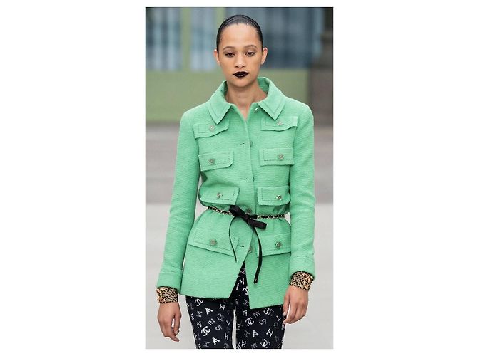Timeless Grüne Chanel Bouclé-Jacke Cruise 2020 Look 16 Größe FR 40 Gebraucht - Ansicht 10