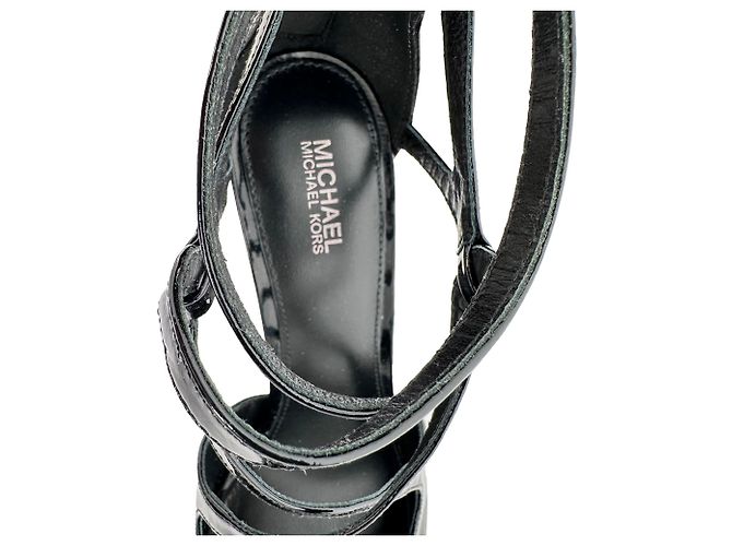 Michael Kors Catia Riemchenpumps aus schwarzem Lackleder - Ansicht 10