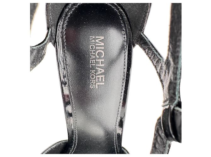 Michael Kors Catia Riemchenpumps aus schwarzem Lackleder - Ansicht 11