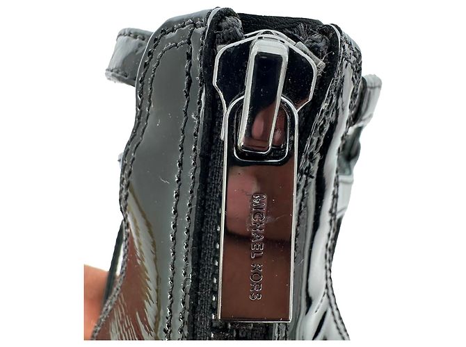 Michael Kors Catia Riemchenpumps aus schwarzem Lackleder - Ansicht 14