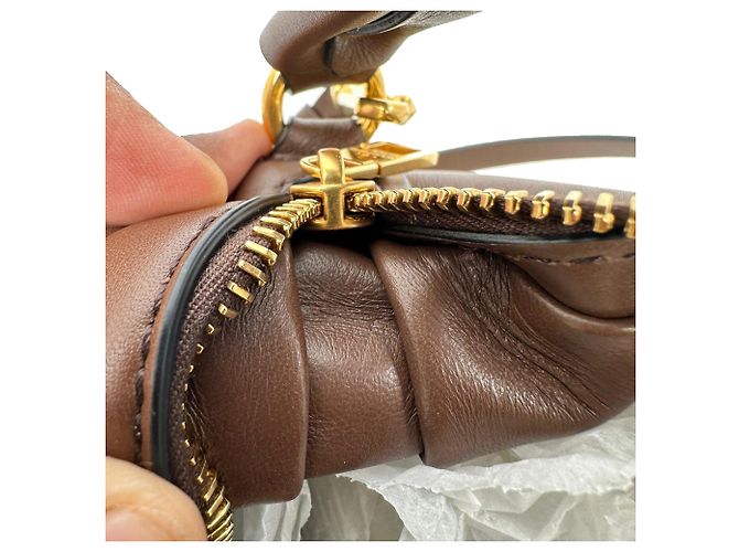 Red Valentino Bolso Hobo Valentino Garavani Stud Sign en piel marrón Castaño - vista 10