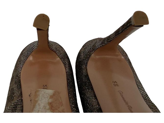Décolleté a punta Gianvito 105 di Gianvito Rossi in glitter metallizzato oro - vista 11