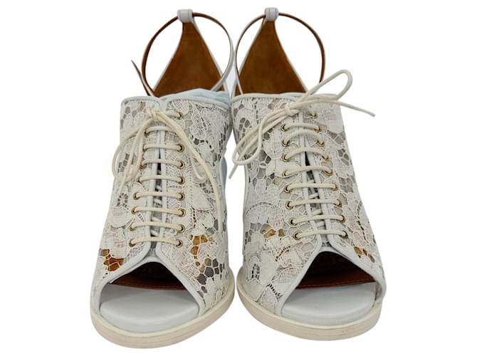 Givenchy High Heels mit Spitzenmuster in Weiß - Ansicht 2