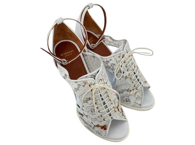 Givenchy High Heels mit Spitzenmuster in Weiß - Ansicht 4