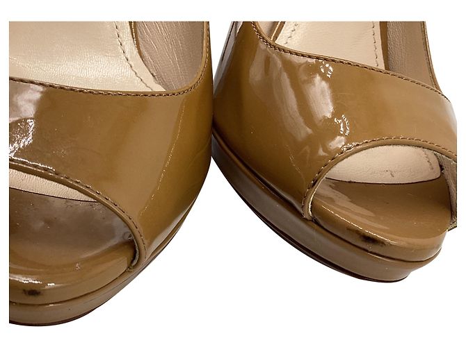 Décolleté con plateau peep toe Prada in vernice beige - vista 10
