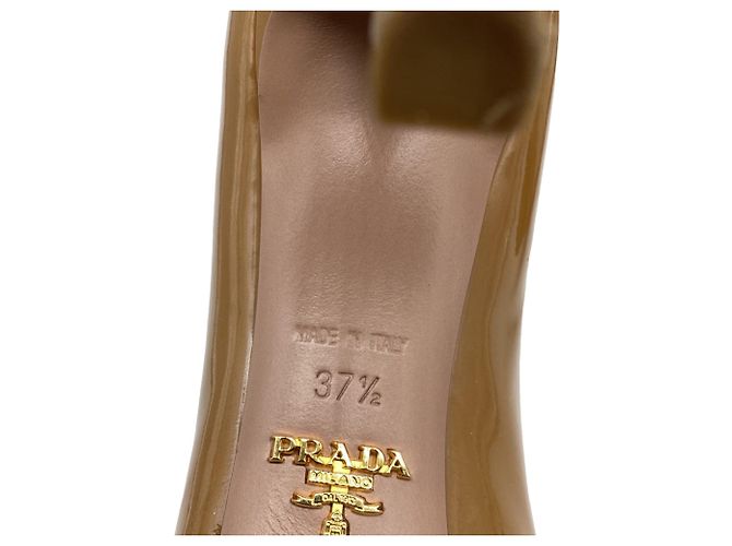 Décolleté con plateau peep toe Prada in vernice beige - vista 7