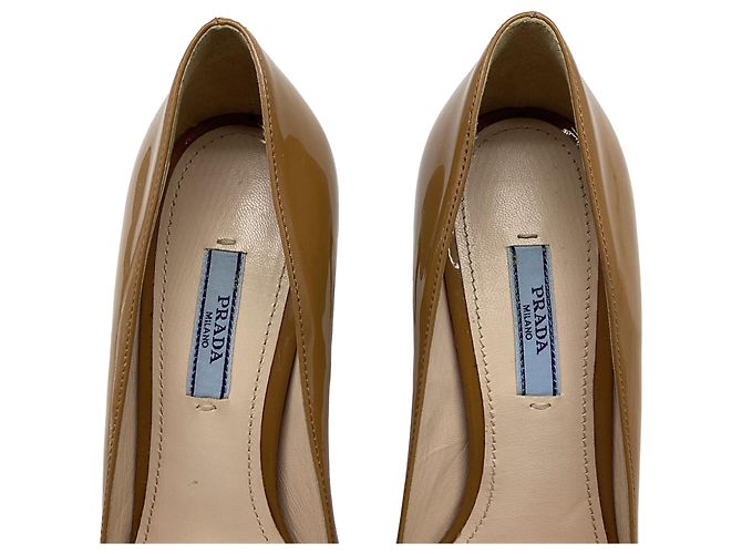Décolleté con plateau peep toe Prada in vernice beige - vista 9