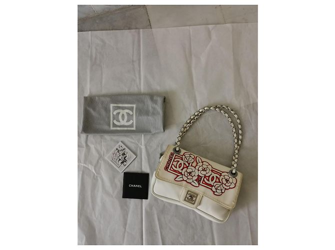 Chanel Borsa Flap in tessuto bianco con camelia Rosso - vista 2