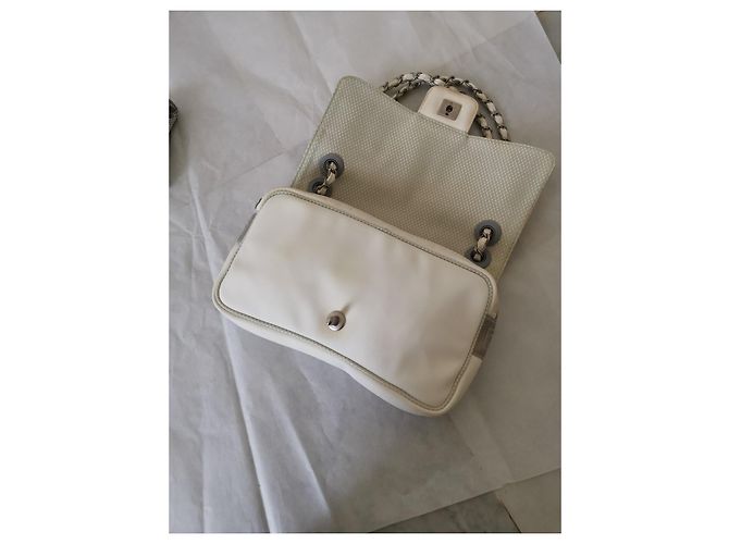 Chanel Borsa Flap in tessuto bianco con camelia Rosso - vista 3