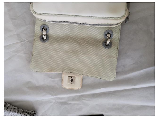 Chanel Borsa Flap in tessuto bianco con camelia Rosso - vista 4