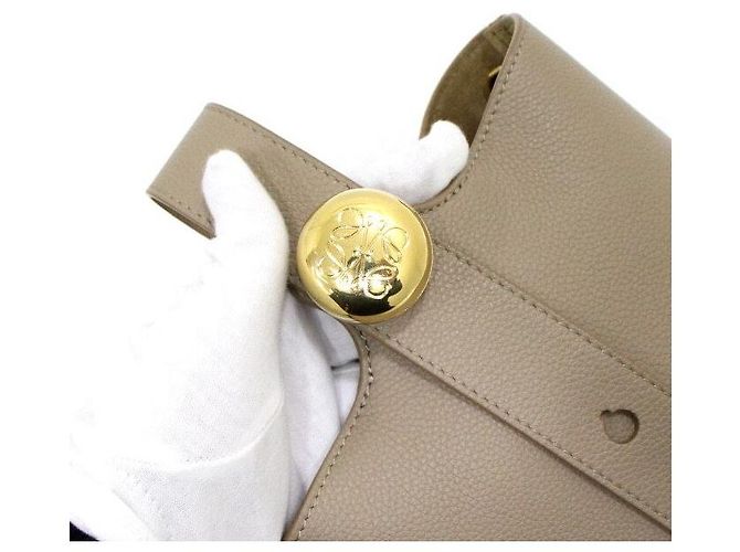 Loewe Mini borsa a secchiello e borsa a tracolla in pelle di vitello granulata color sabbia Marrone - vista 8