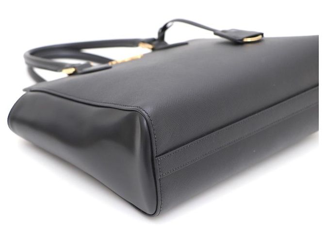 Prada Borsa Tote e Borsa a Spalla Saffiano Gold Logo Top Handle Nero - vista 7