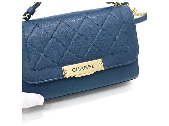 Chanel Pequena bolsa de alça Label Click em couro de bezerro azul-marinho com corrente dourada e transversal - vista 9