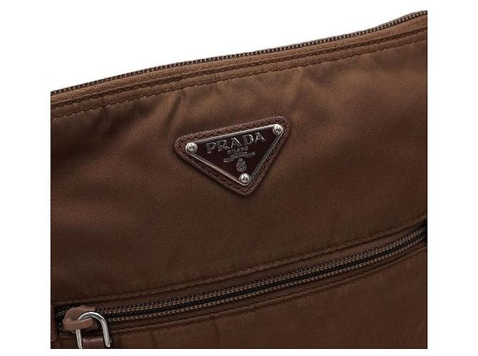 Prada Borsa a tracolla e a spalla unisex in nylon Tessuto marrone con logo triangle e una tasca - vista 10