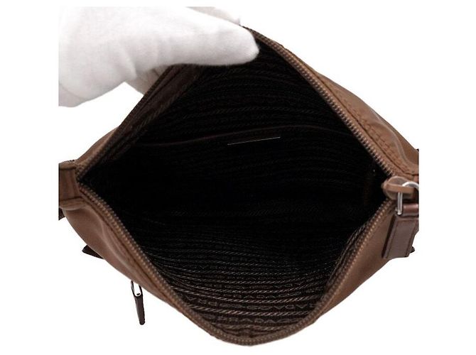 Prada Borsa a tracolla e a spalla unisex in nylon Tessuto marrone con logo triangle e una tasca - vista 5