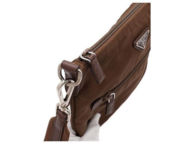 Prada Borsa a tracolla e a spalla unisex in nylon Tessuto marrone con logo triangle e una tasca - vista 8