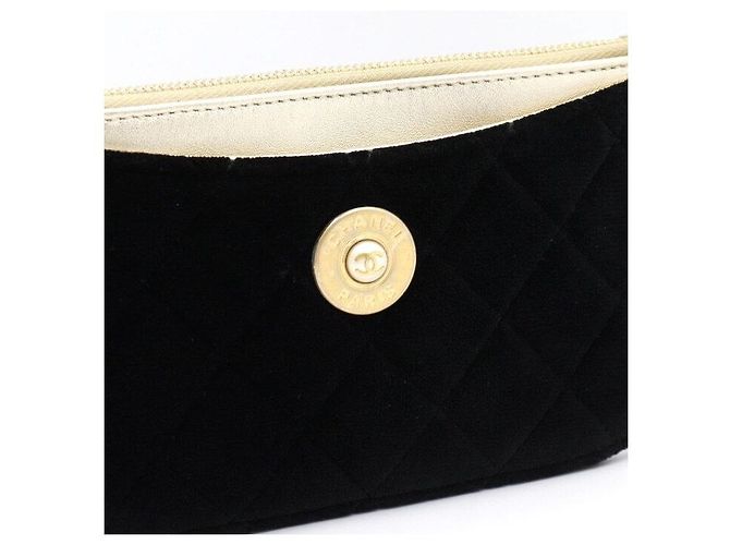 Chanel Portafoglio Lungo e Borsa Pouch in Velluto Nero - vista 4