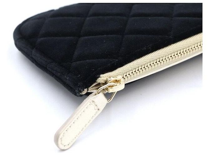 Chanel Portafoglio Lungo e Borsa Pouch in Velluto Nero - vista 5
