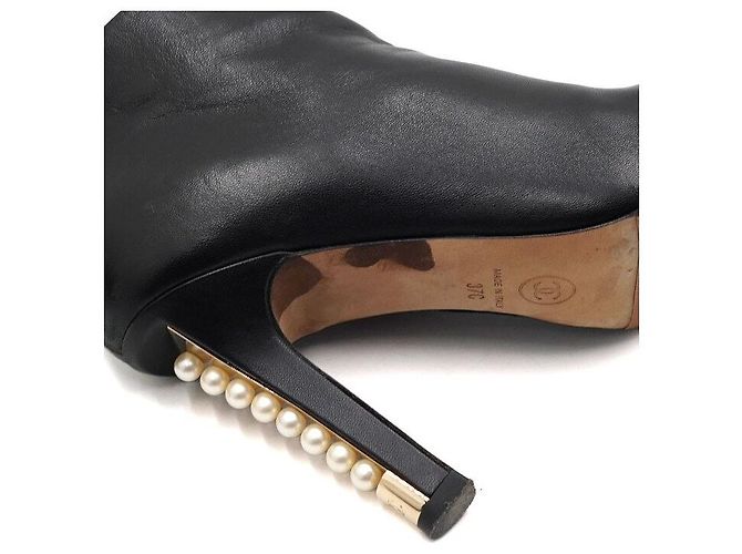 Chanel Botas de cano de tornozelo femininas em couro preto com CC e pérolas douradas - vista 10