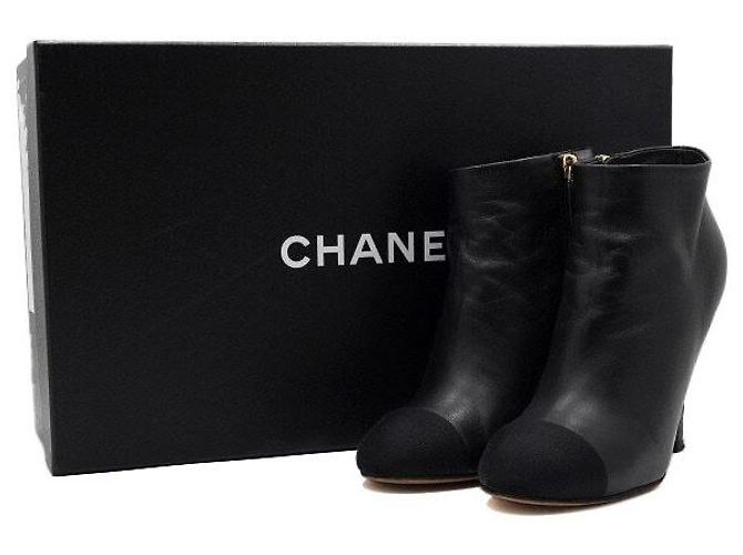 Chanel Botas de cano de tornozelo femininas em couro preto com CC e pérolas douradas - vista 11