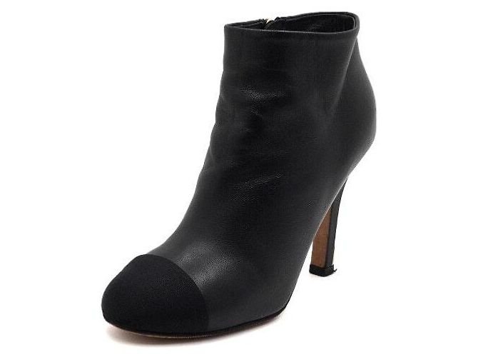 Chanel Botas de cano de tornozelo femininas em couro preto com CC e pérolas douradas - vista 2