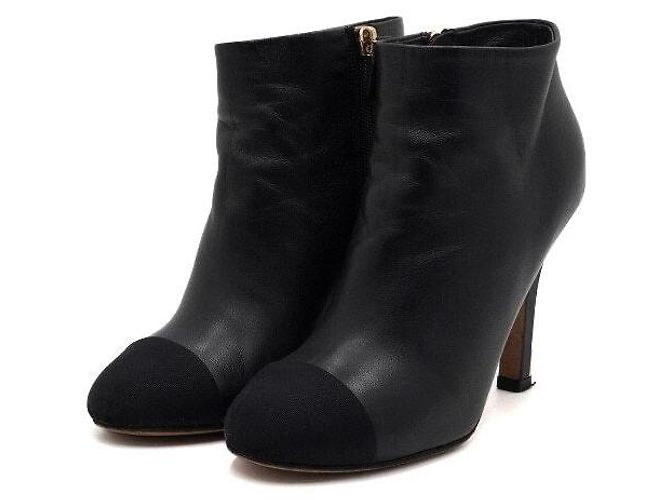 Chanel Botas de cano de tornozelo femininas em couro preto com CC e pérolas douradas - vista 3