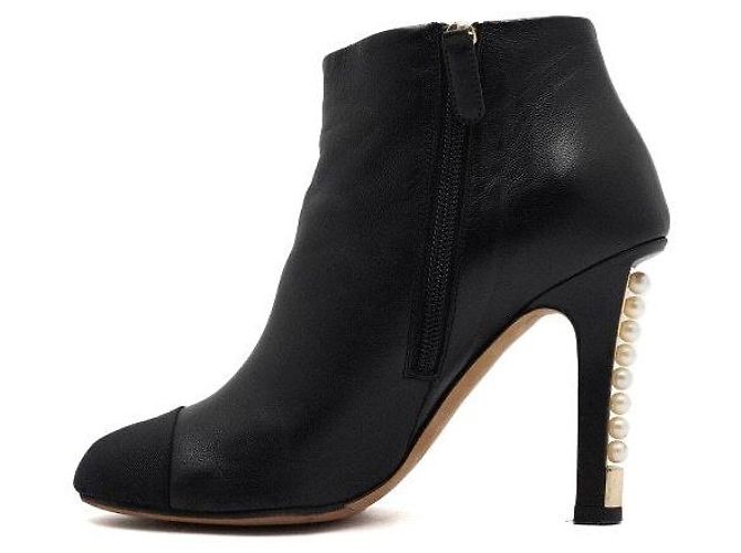 Chanel Botas de cano de tornozelo femininas em couro preto com CC e pérolas douradas - vista 4