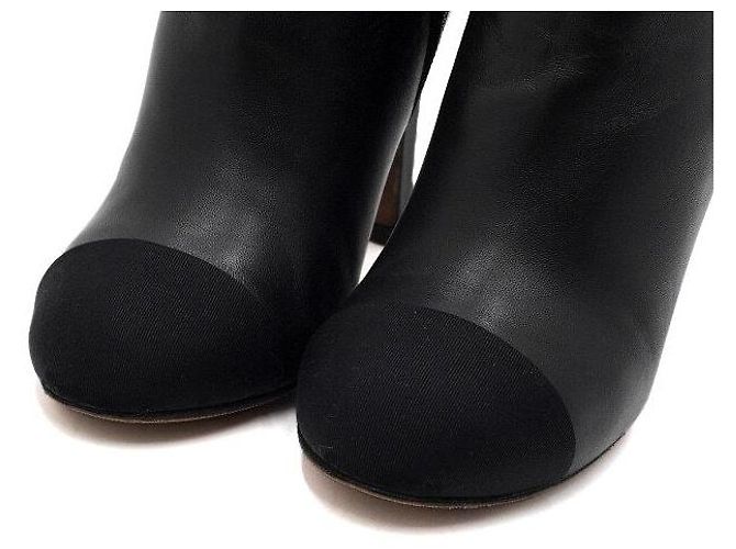 Chanel Botas de cano de tornozelo femininas em couro preto com CC e pérolas douradas - vista 5