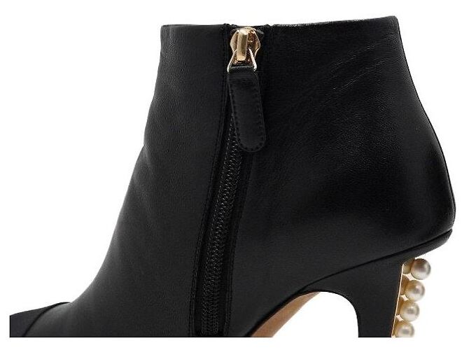 Chanel Botas de cano de tornozelo femininas em couro preto com CC e pérolas douradas - vista 6