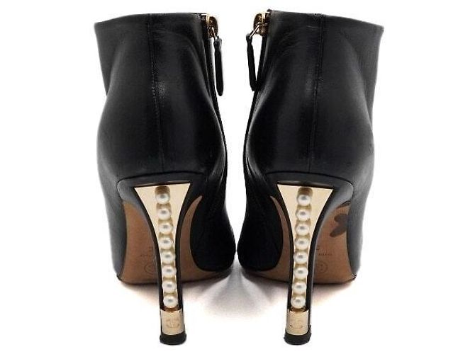 Chanel Botas de cano de tornozelo femininas em couro preto com CC e pérolas douradas - vista 7