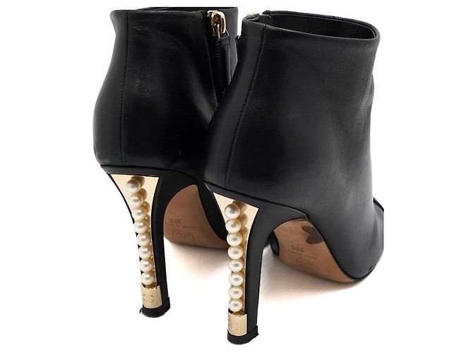 Chanel Botas de cano de tornozelo femininas em couro preto com CC e pérolas douradas - vista 8