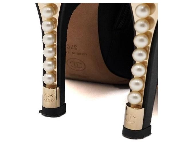 Chanel Botas de cano de tornozelo femininas em couro preto com CC e pérolas douradas - vista 9