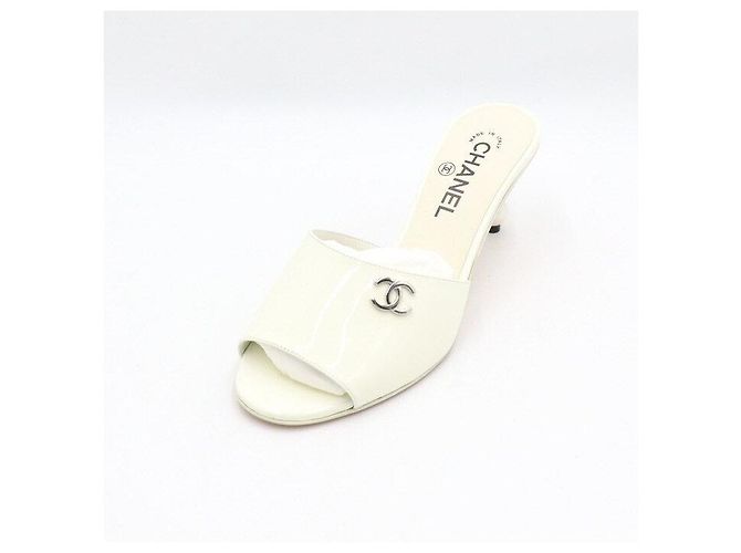 Chanel Mule con tacco di perle e logo CC in agnello vernice bianco - vista 2