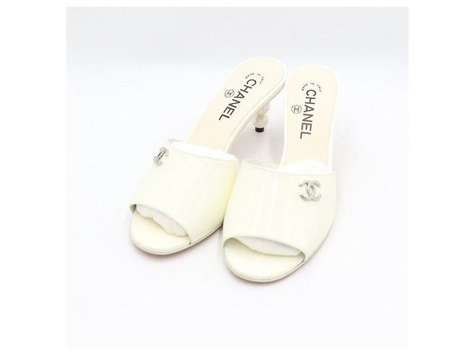 Chanel Mule con tacco di perle e logo CC in agnello vernice bianco - vista 3