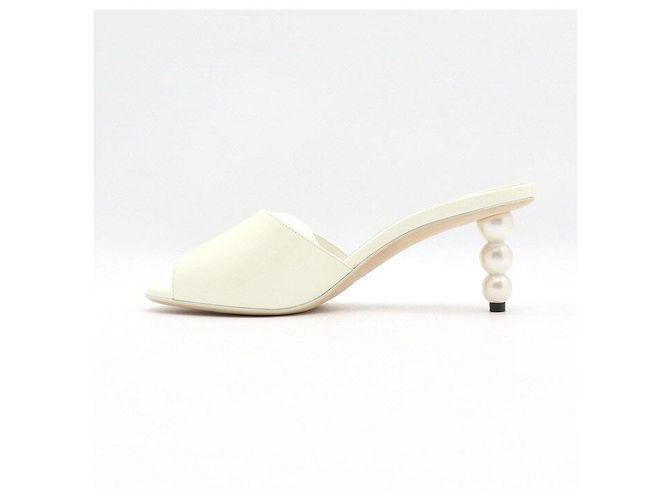 Chanel Mule con tacco di perle e logo CC in agnello vernice bianco - vista 4