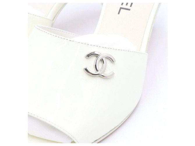 Chanel Mule con tacco di perle e logo CC in agnello vernice bianco - vista 5