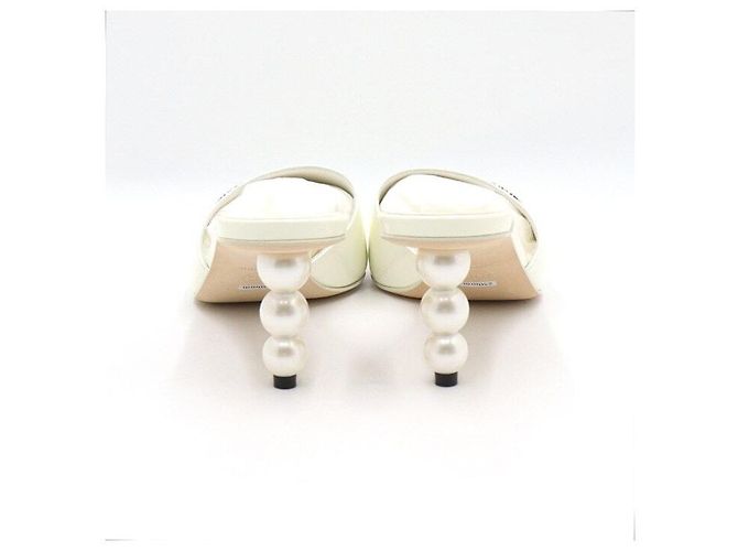Chanel Mule con tacco di perle e logo CC in agnello vernice bianco - vista 6