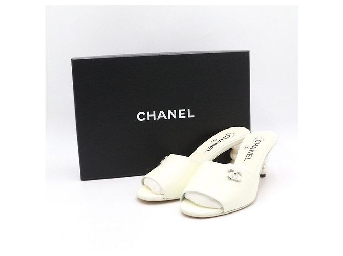 Chanel Mule con tacco di perle e logo CC in agnello vernice bianco - vista 7