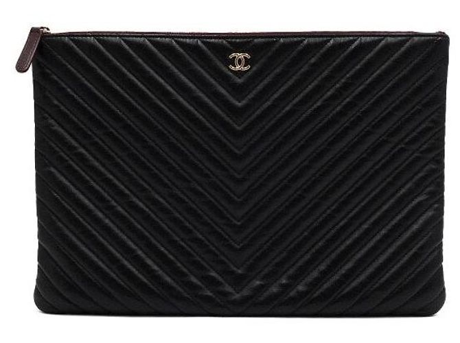 Chanel Bolso de mano grande Chevron CC en piel de cordero negra y dorada Negro - vista 2