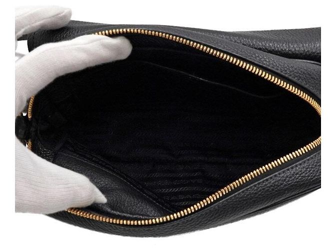 Prada Borsa a tracolla in pelle nera con patta e logo dorato Nero - vista 5