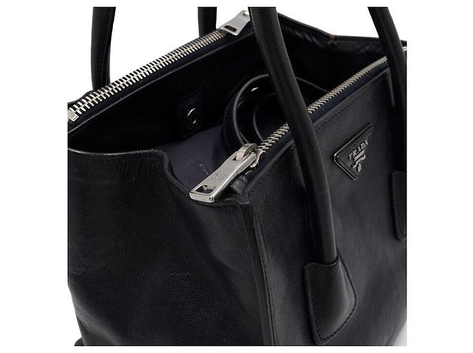 Prada Tote e borsa a tracolla in vitello laccato nero - vista 9