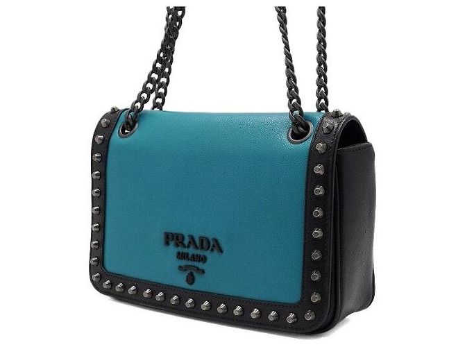 Prada Borsa a tracolla e crossbody Grace in pelle di vitello con borchie e patta nera con catena logo Blu - vista 2