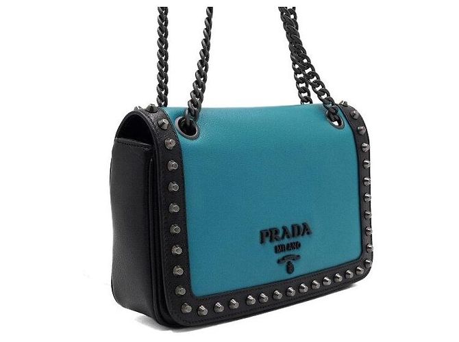 Prada Borsa a tracolla e crossbody Grace in pelle di vitello con borchie e patta nera con catena logo Blu - vista 3