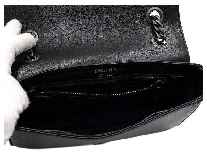 Prada Borsa a tracolla e crossbody Grace in pelle di vitello con borchie e patta nera con catena logo Blu - vista 5
